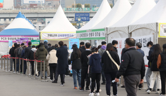 코로나19  신규 확진자 수가 40만741명을 기록한 16일 오전 서울역 광장 코로나19 임시선별검사소 앞에서 시민들이 PCR과 신속 항원 검사를 받기 위해 줄을 서 있다.  연합뉴스